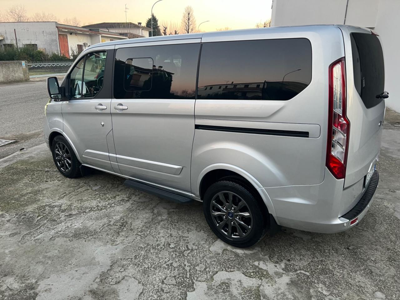 FORD TOURNEO CUSTOM 2.0 DIESEL IBRIDO 8 POSTI UNICO PROPRIETARIO PERFETTO
