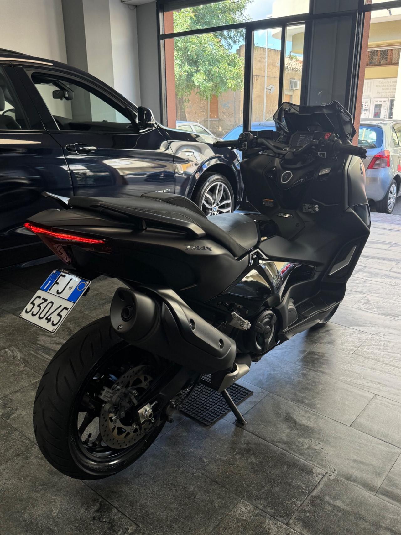 Yamaha TMAX 560 DARK MAGMA TECH MAX