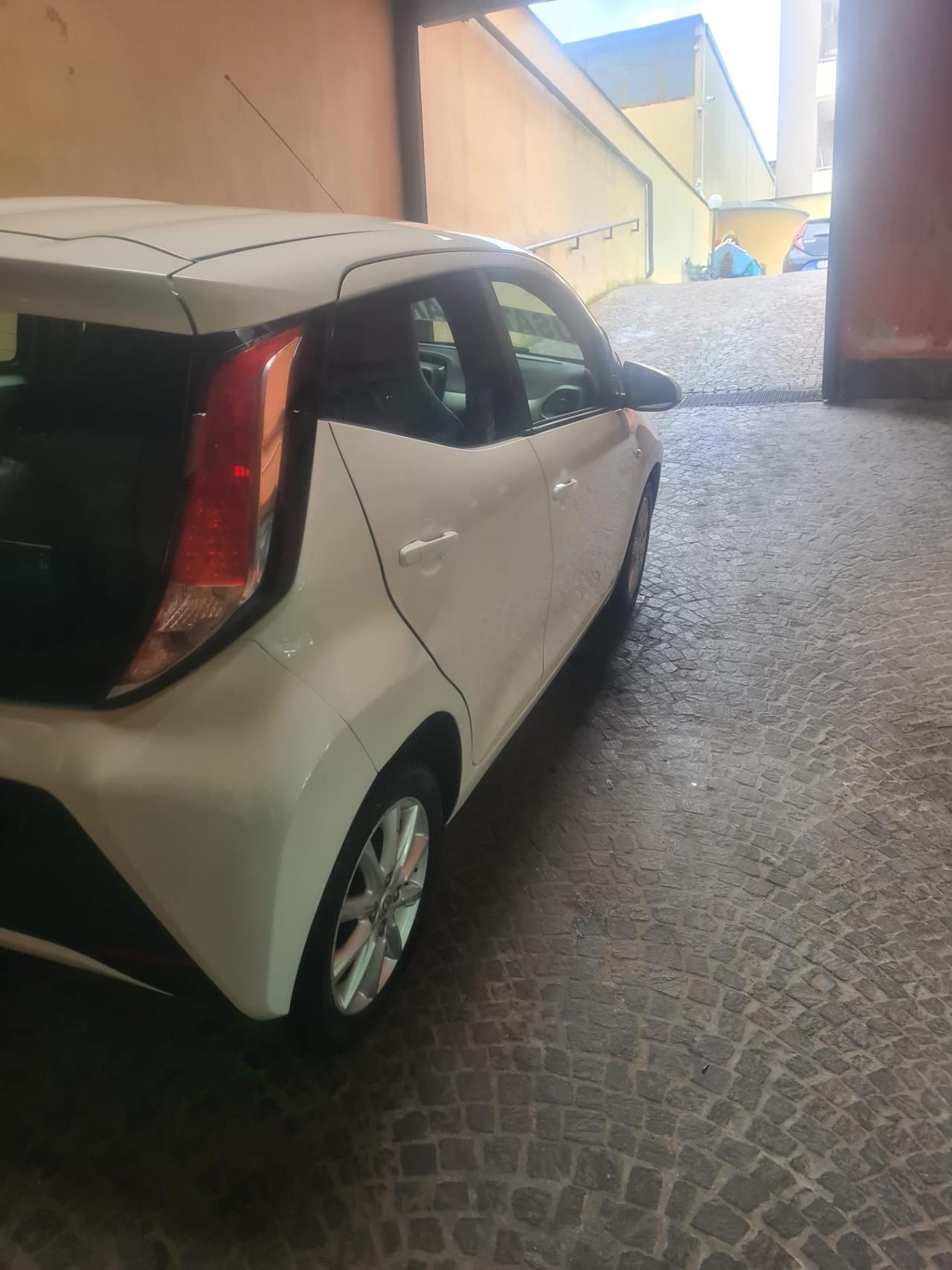 Toyota Aygo 1.0 VVT-i 69 CV 5 porte x-cool