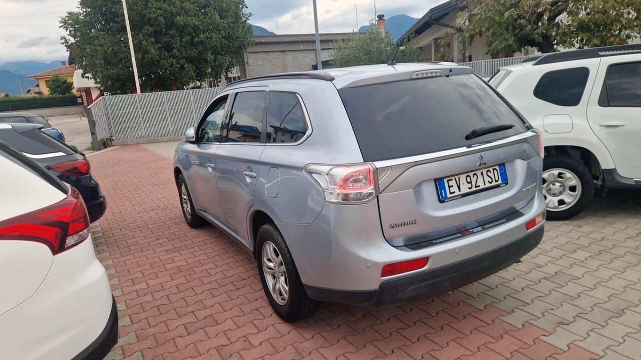 Mitsubishi Outlander 2.2 DI-D 4x4 full automatico