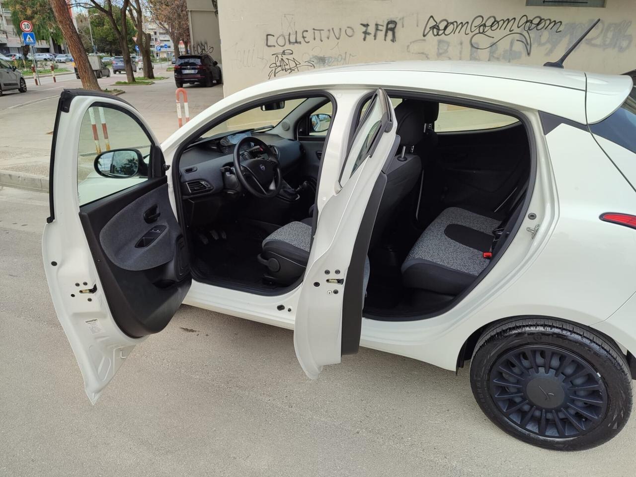 Lancia Ypsilon 1.0 Hybrid FireFly SILVER 2022