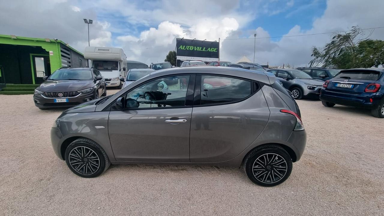 Lancia Ypsilon 1.0 FireFly 5 porte S&S Hybrid Ecochic Gold