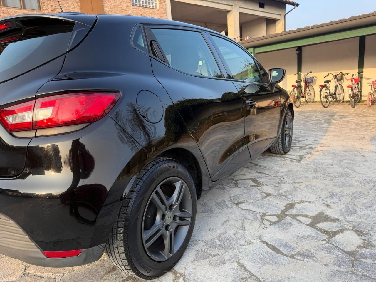 Renault Clio 1.2 75CV 5 porte Costume National neopatentati