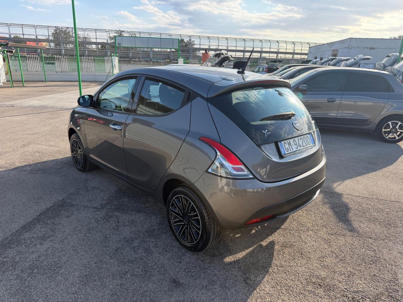 Lancia Ypsilon 1.0 FireFly 5 porte S&S Hybrid Ecochic Silver