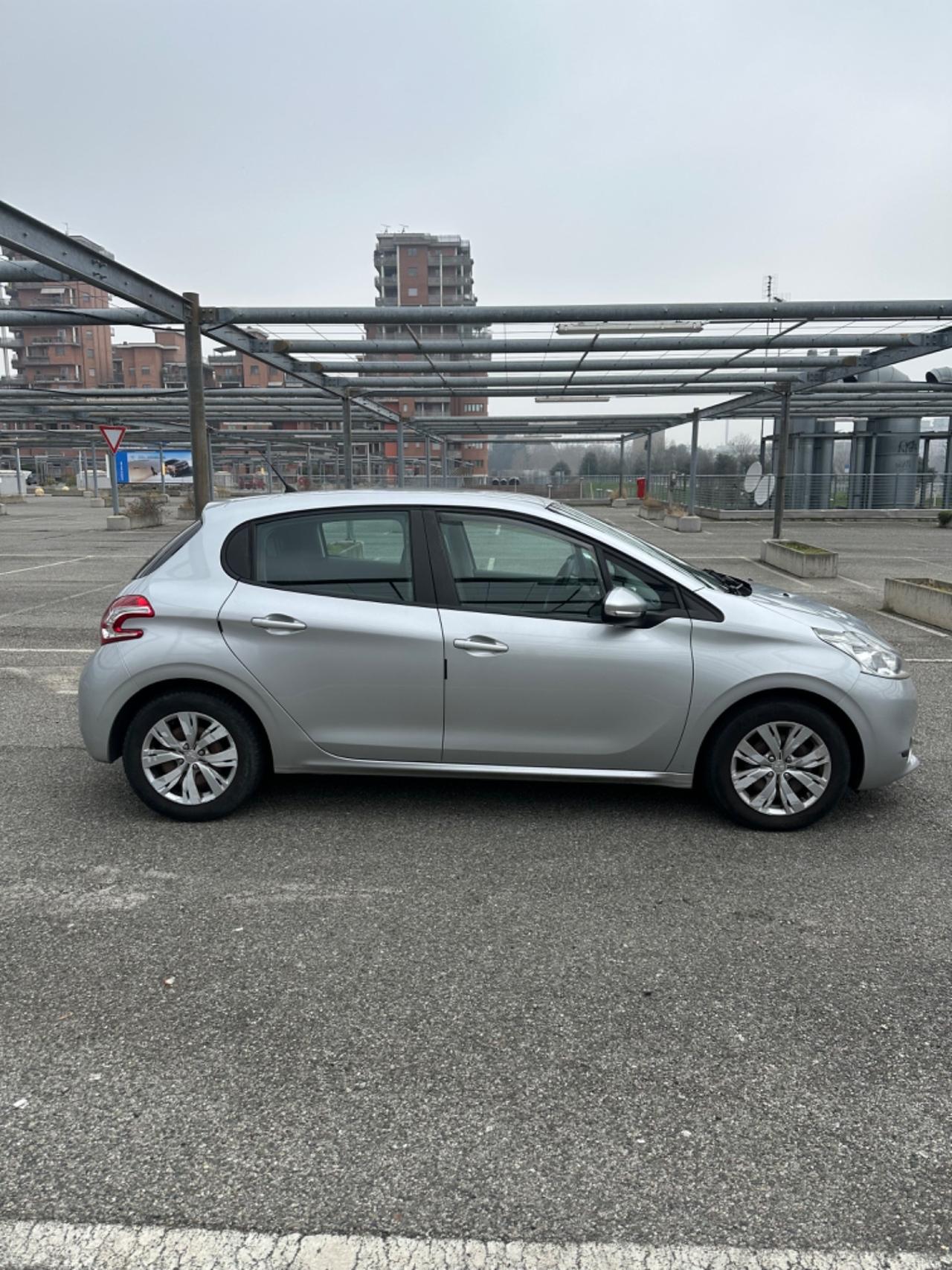 Peugeot 208 1.4 HDi 68 CV 5 porte Allure