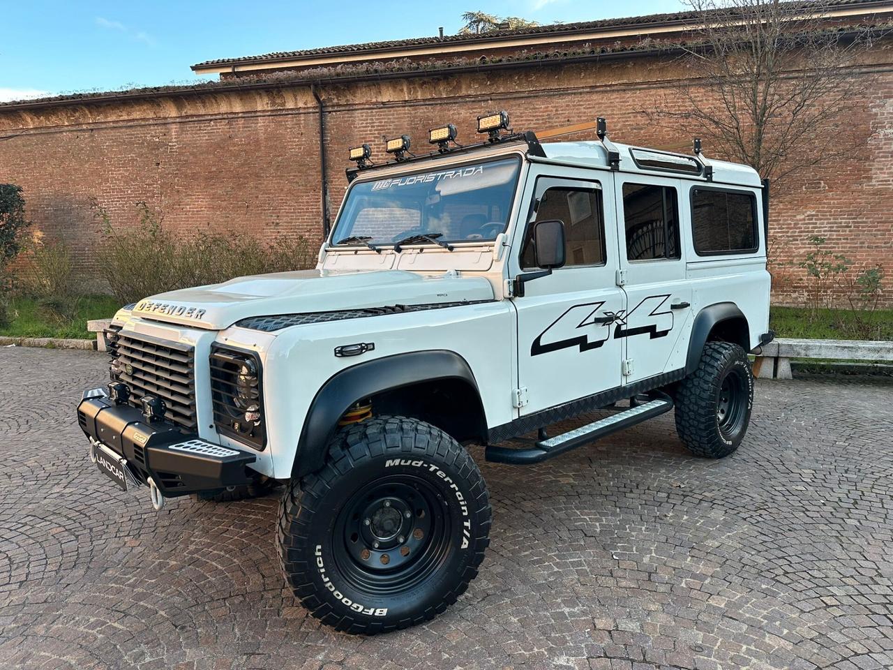 Land Rover Defender 110 2.5 Td5 SW cat Hard-Top AUTOCARRO 5 POSTI