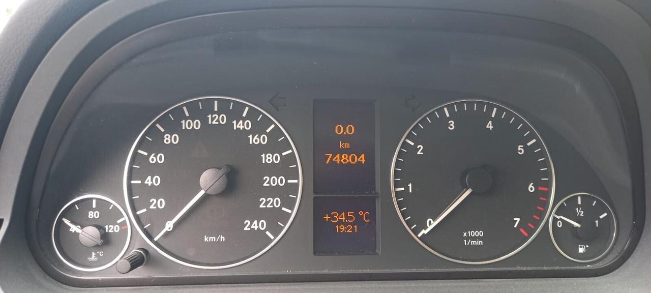 Mercedes-Benz Classe A 160 Benzina Allestimento Elegance cc. 1.5 CV. 95 Cambio Automatico 5 Porte 5 Posti Euro 5 SOLO 74.800 KM. Utilizzabile anche per i Neopatentati.