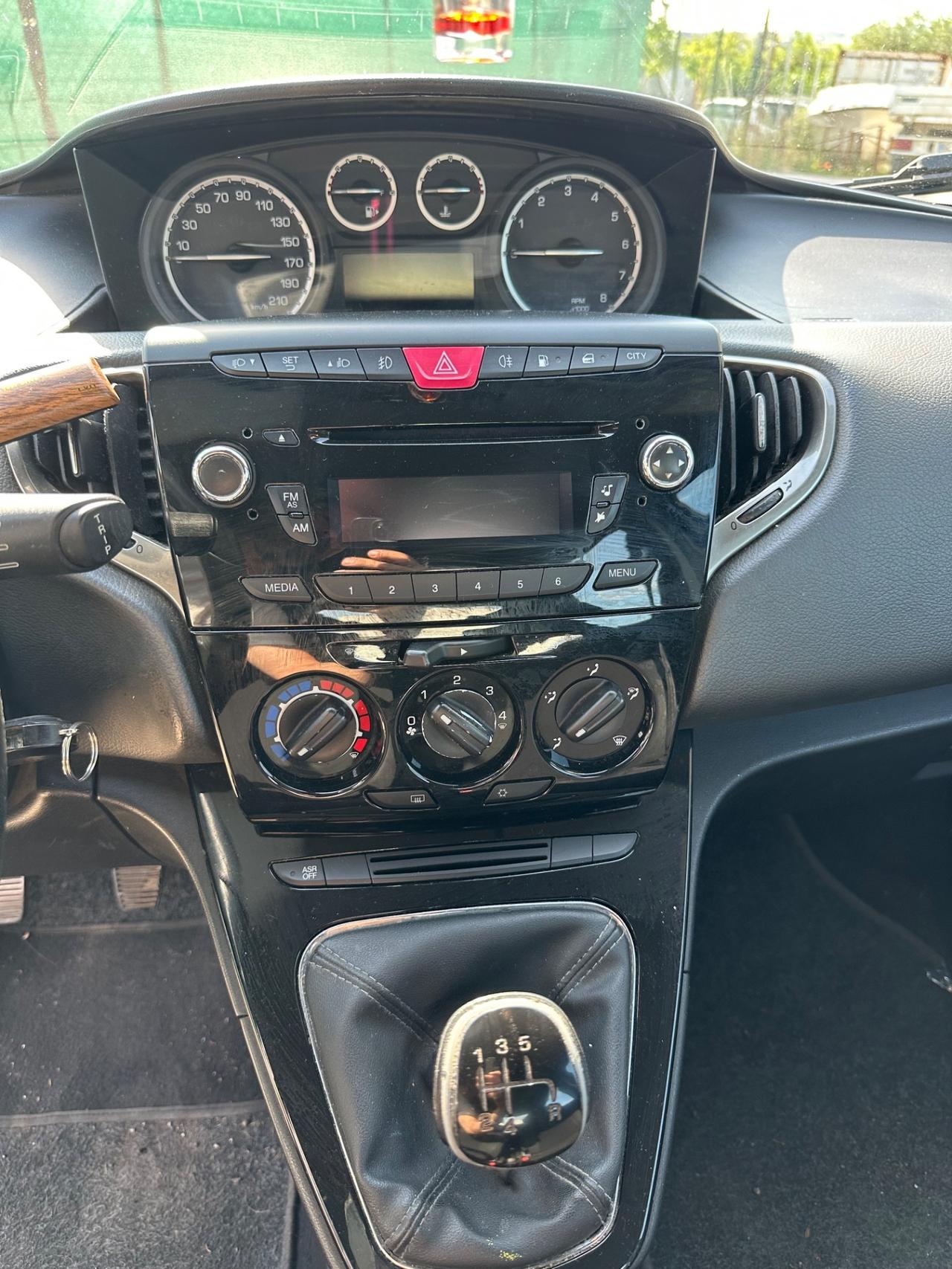 Lancia Ypsilon 1.2 69 CV 5 porte GPL Ecochic Silver