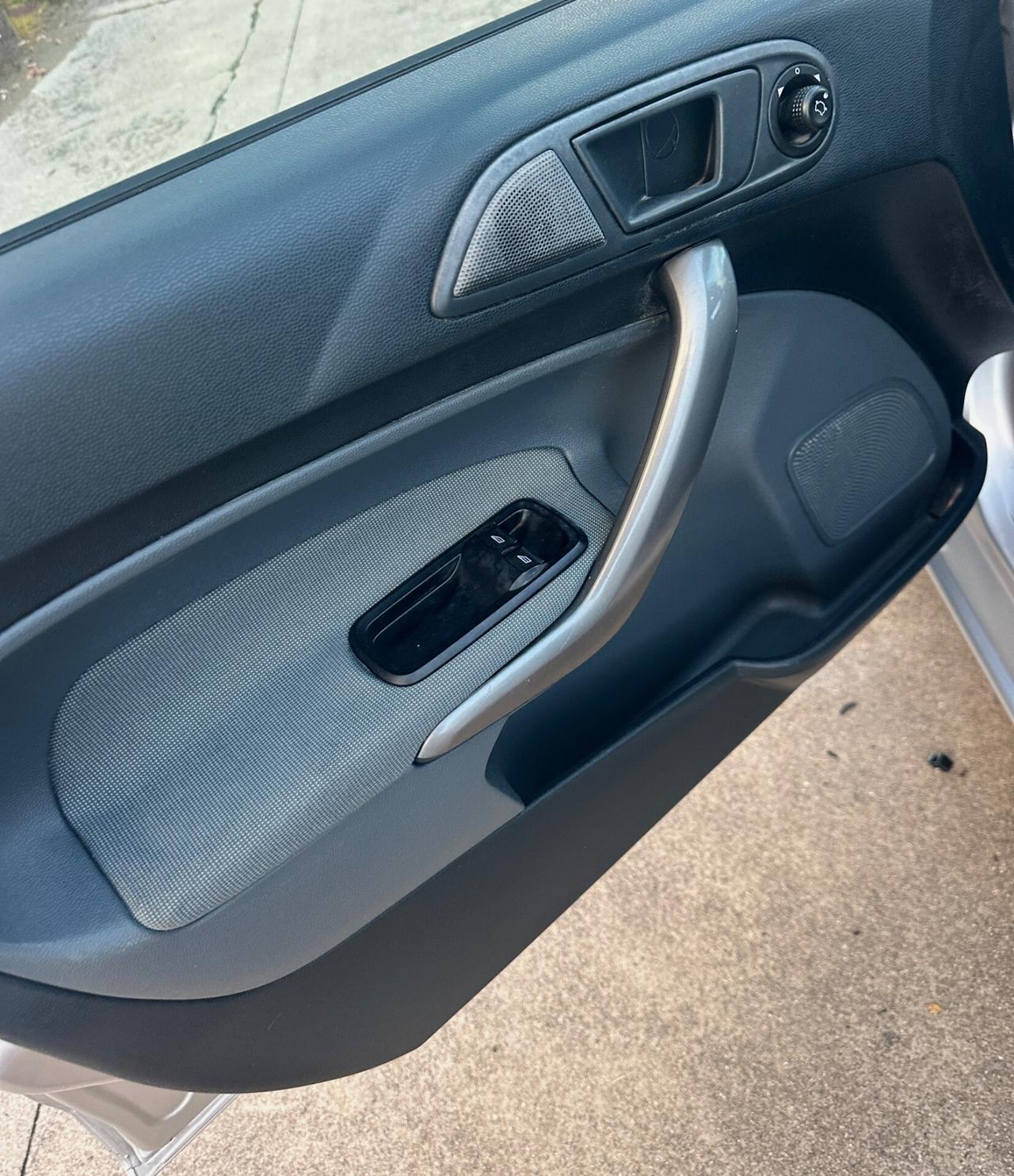 Ford Fiesta 1.2 BENZ 82 CV 5 porte Titanium