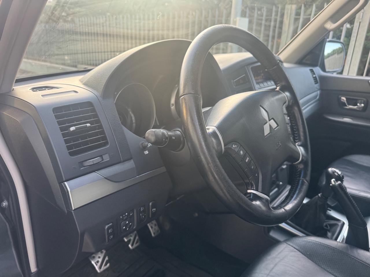 Mitsubishi Pajero 3.2 DI-D Autocarro Manuale Gancio traino