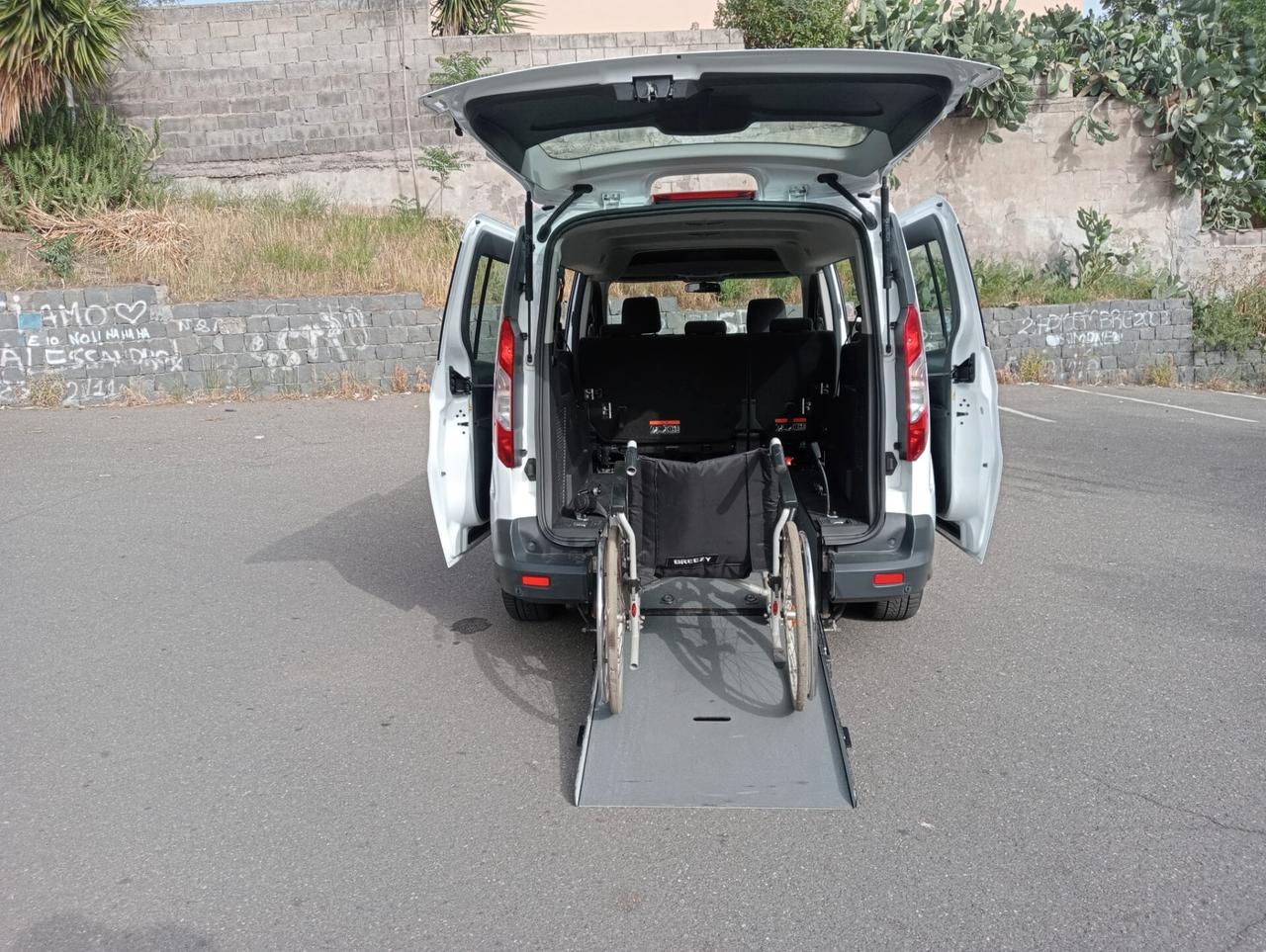 Ford Tourneo Connect Pianale ribassato con rampa disabili in carrozzina