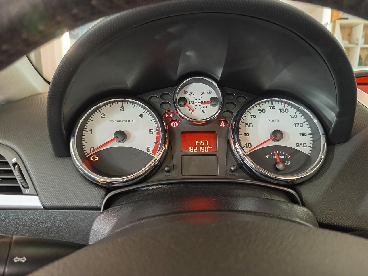 Peugeot 207 1.6 HDi 110CV CC Féline