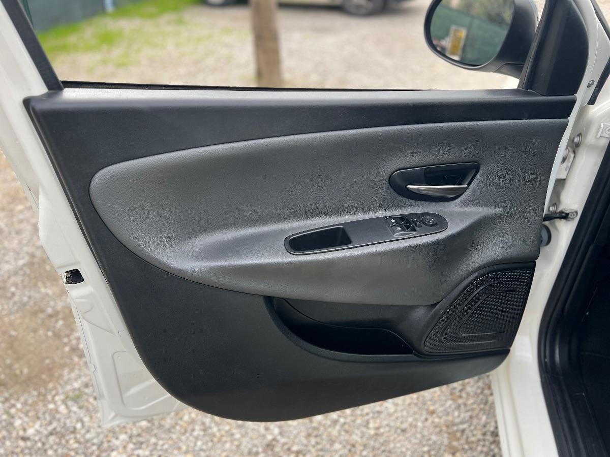 LANCIA - Ypsilon - 1.2 69 CV 5 porte Silver