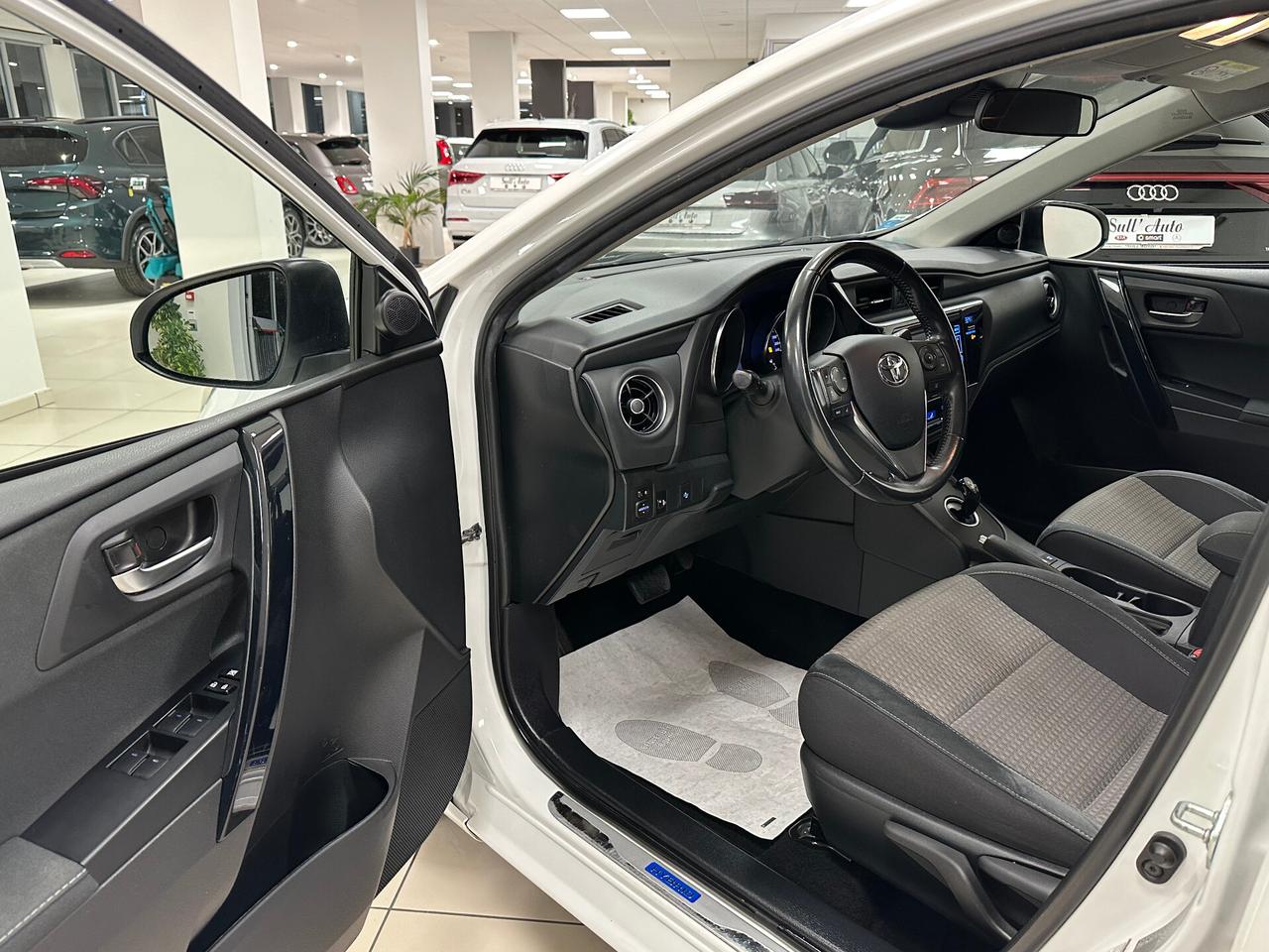 Toyota Auris 1.8 Hybrid Lounge - 2018