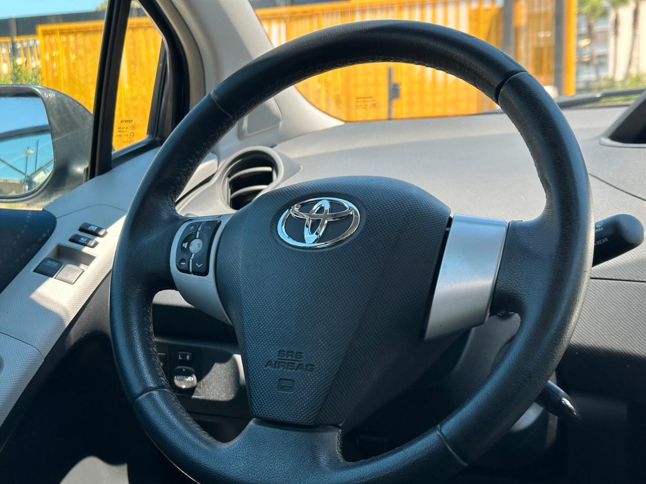 TOYOTA Yaris 1.0 5 porte Navi