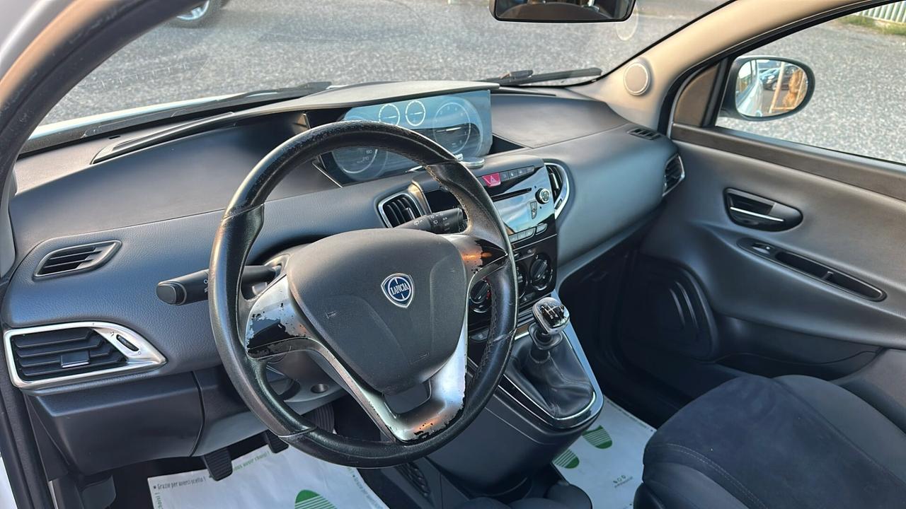Lancia Ypsilon 0.9 TwinAir 85 CV 5 porte Metano Ecochic Silver