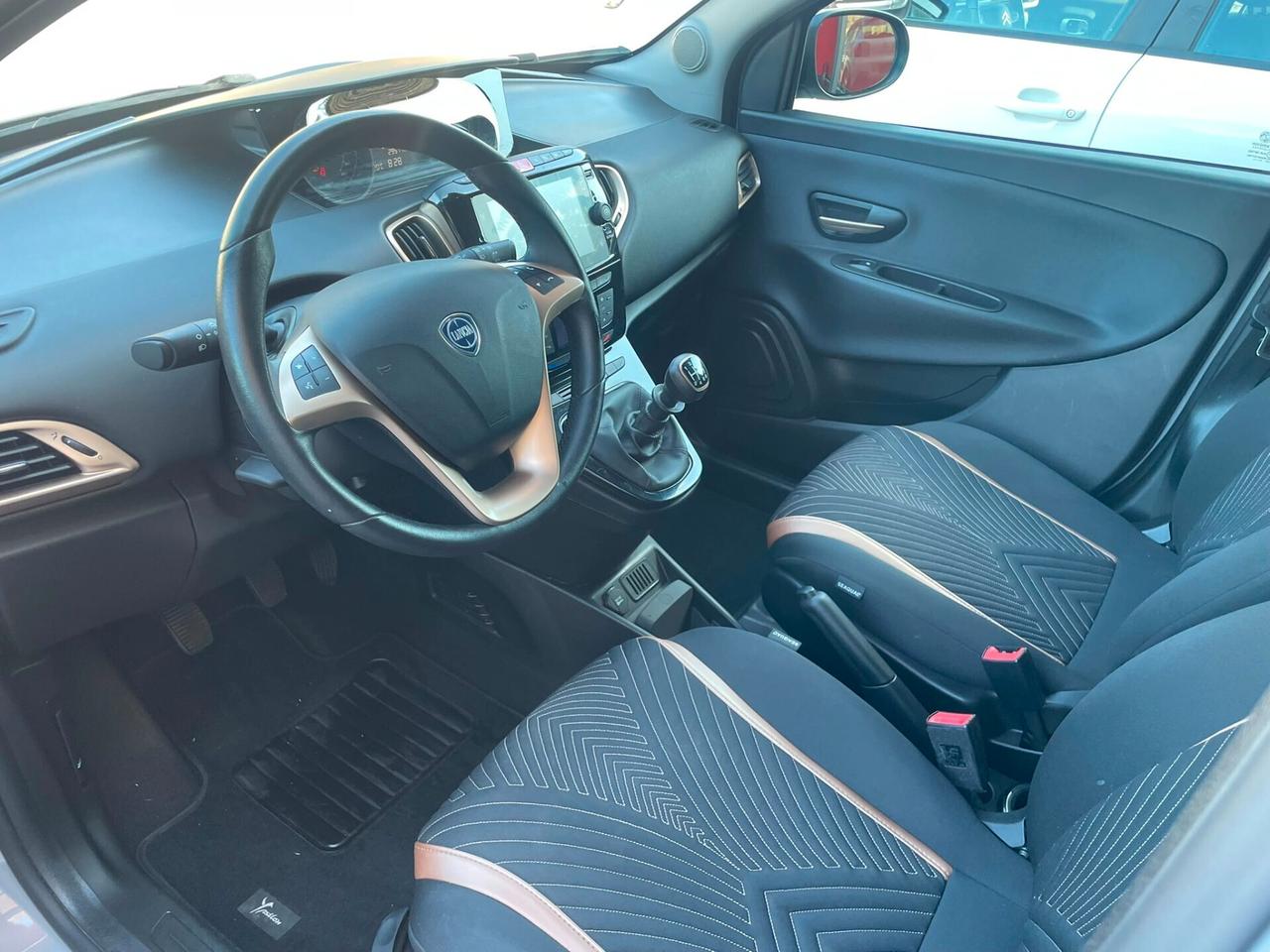 LANCIA YPSILON 1.0HYBRID ALBERTA FERRETTI 70cv