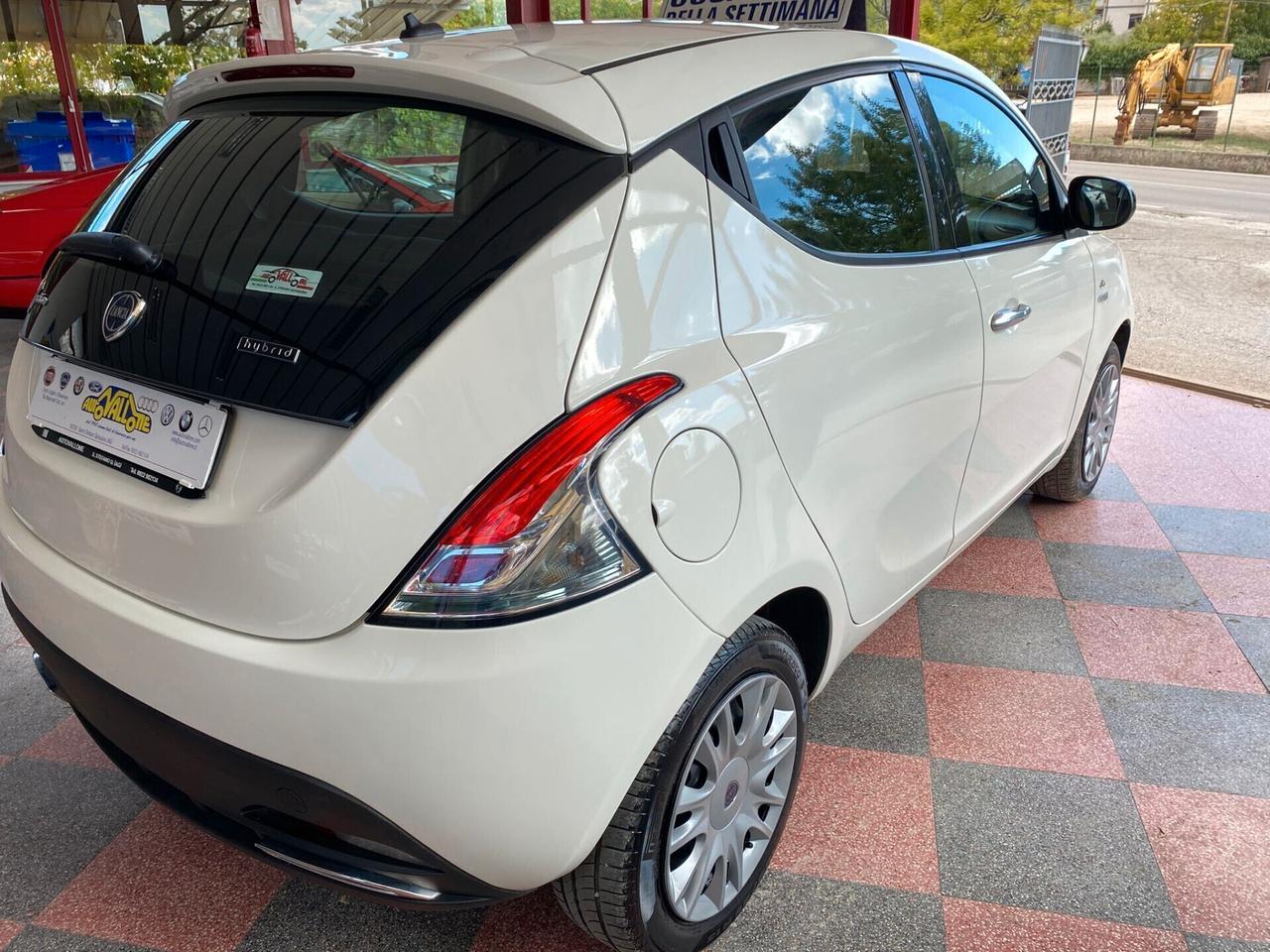 Lancia Ypsilon 1.0 Hybrid Silver