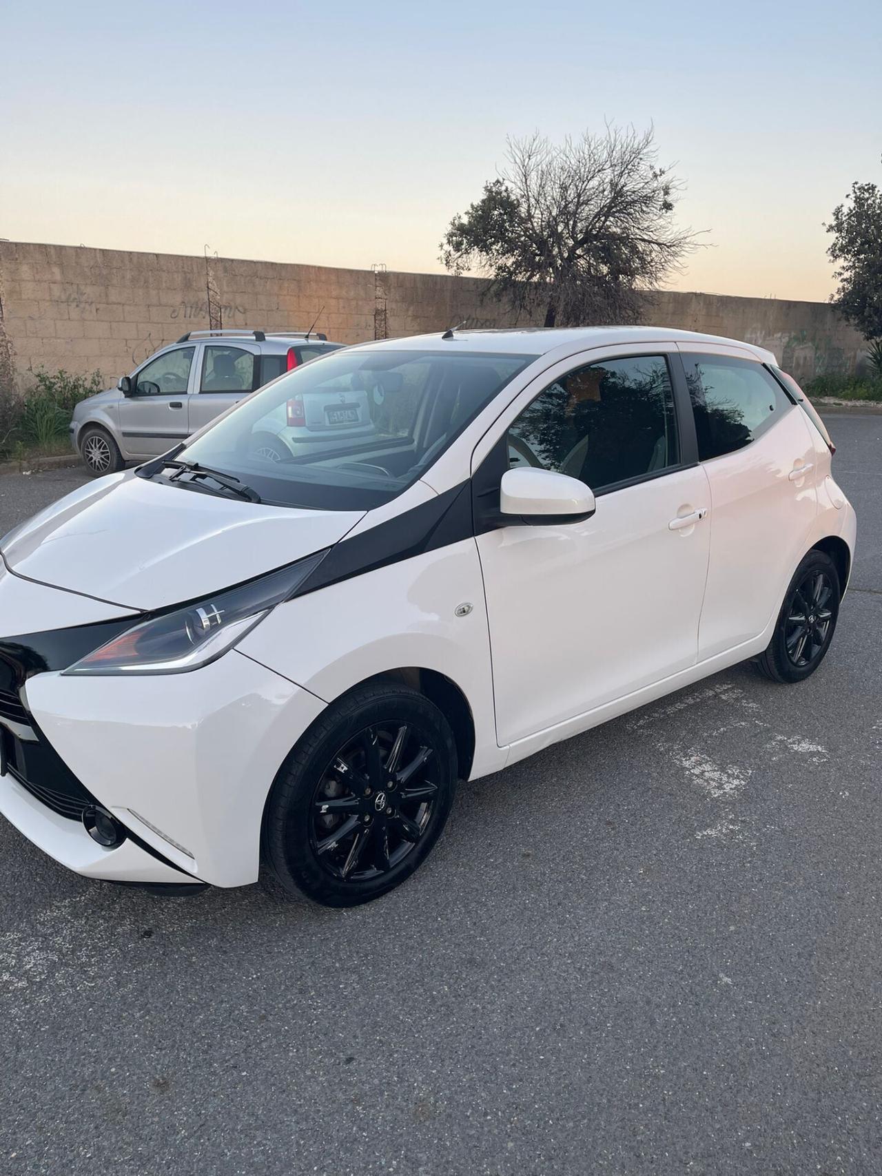 Toyota Aygo 1.0 VVT-i 69 CV 5 porte x-play