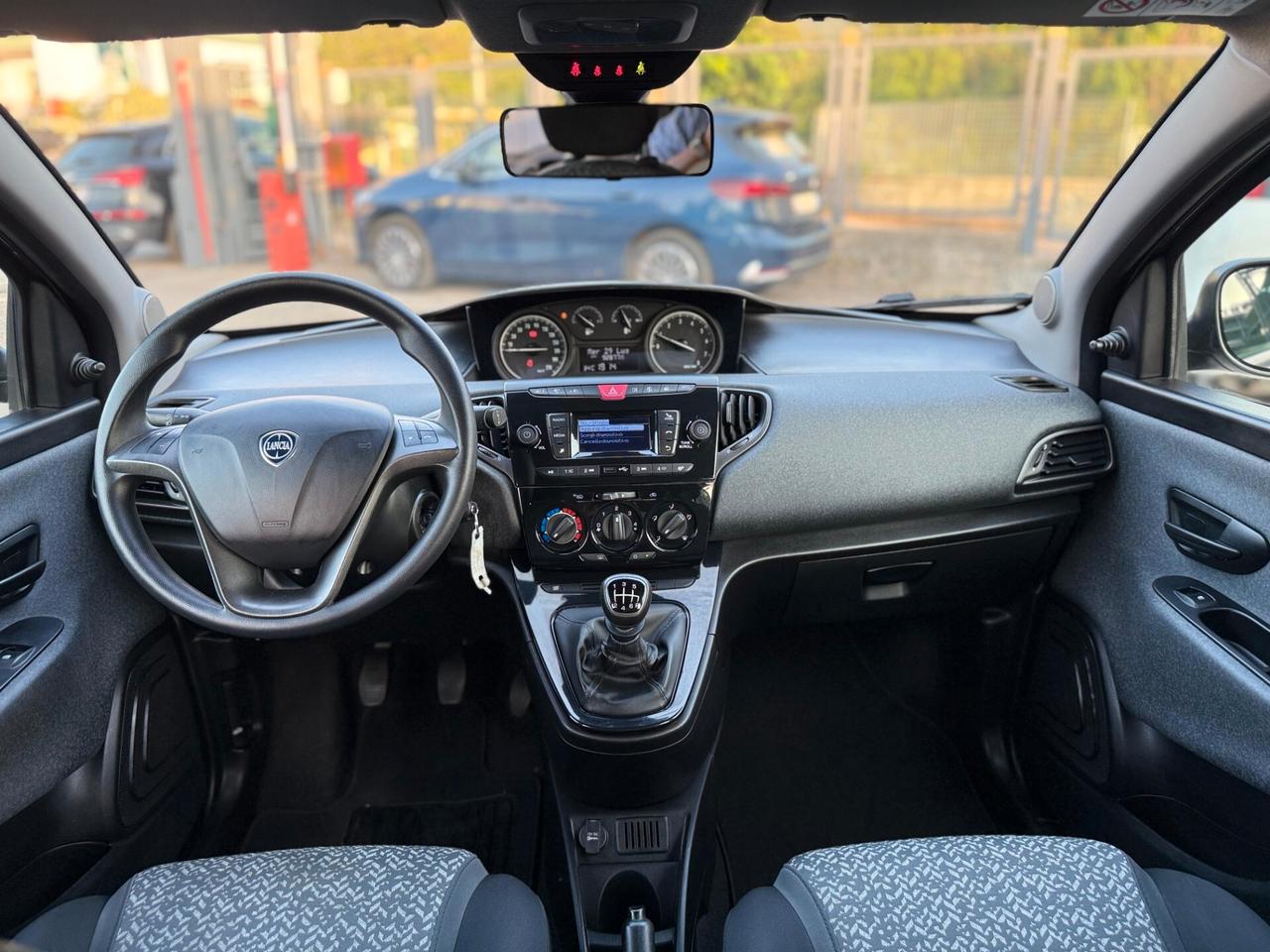 Lancia Ypsilon 1.0 FireFly S&S Hybrid Ecochic Silver
