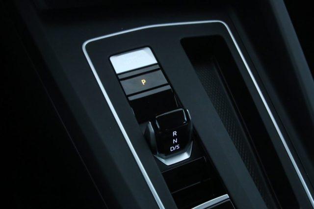 VOLKSWAGEN Golf 1.0 eTSI EVO DSG Life / Neopatentati