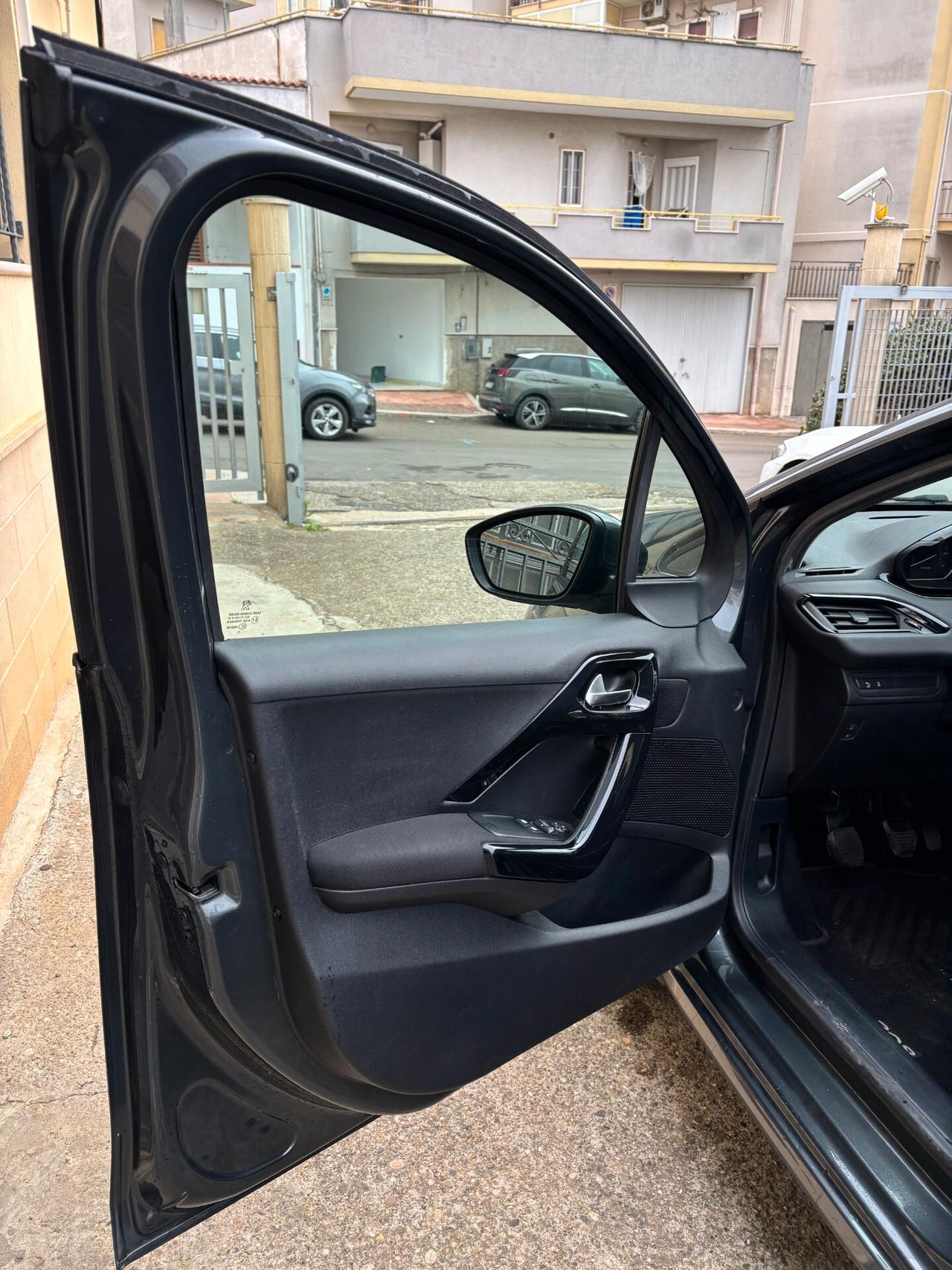 Peugeot 208 PureTech 82 5 porte Allure