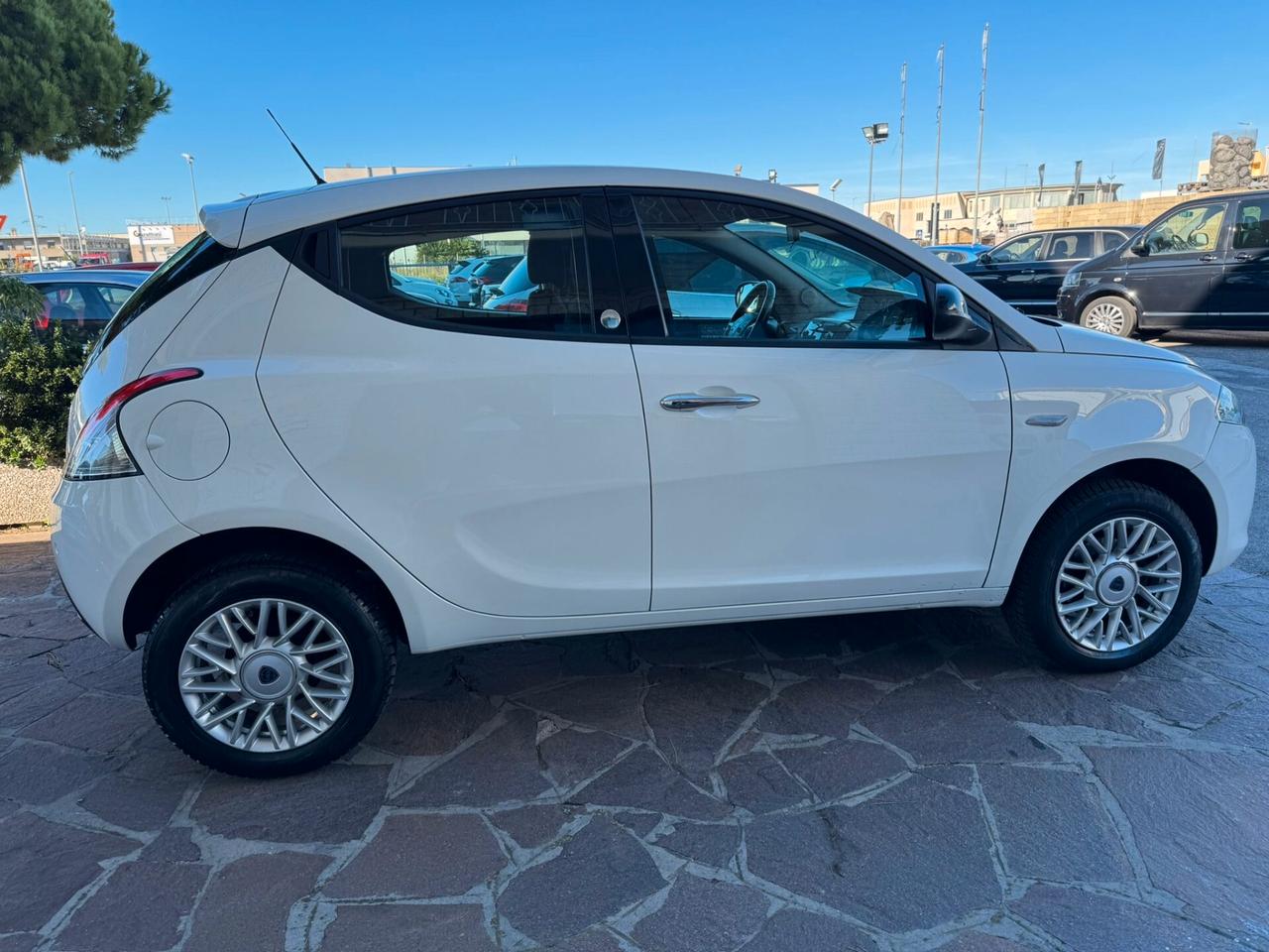 Lancia Ypsilon 0.9 TwinAir 85 CV 5 porte Metano Ecochic Gold