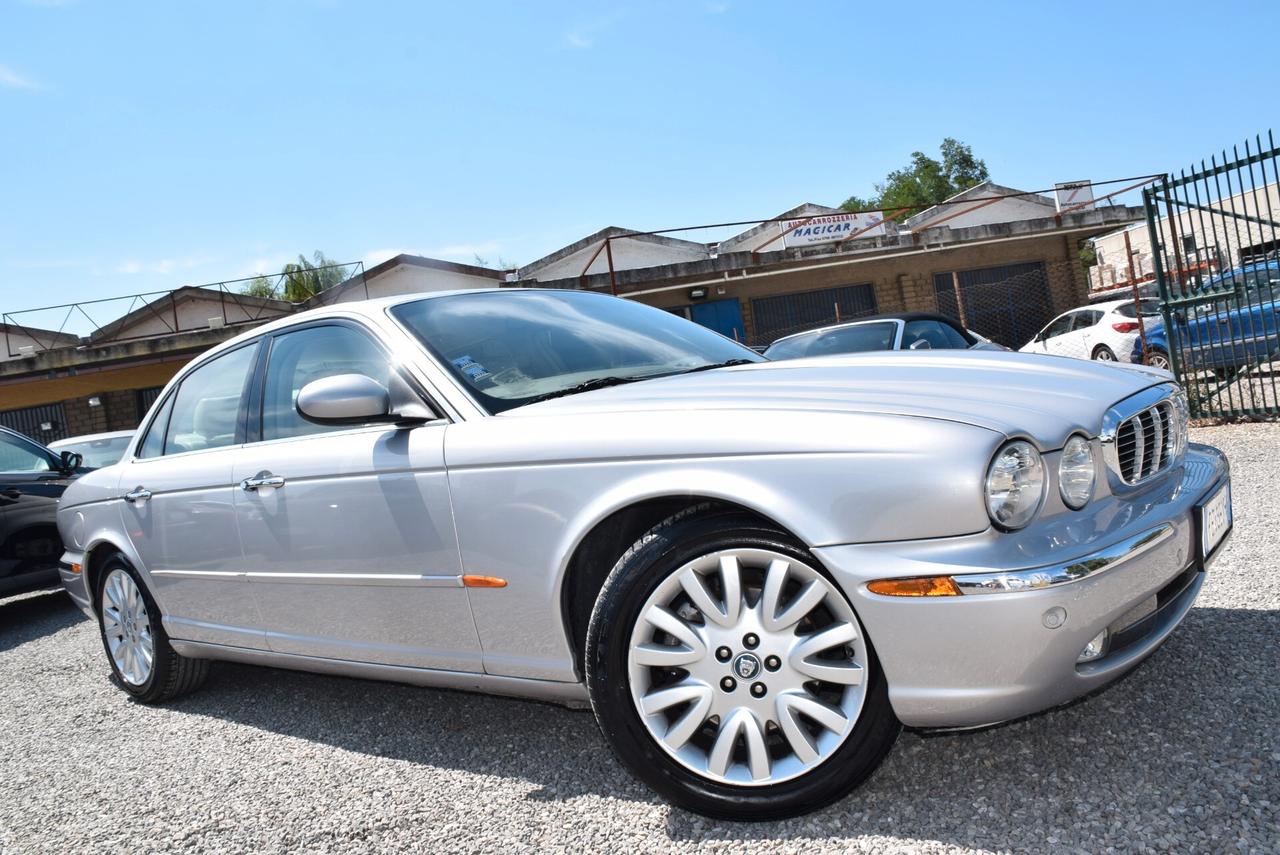 Jaguar XJ 4.2 V8 298CV AUT. NAVI PELLE SENSORI CRUISE BT Executive