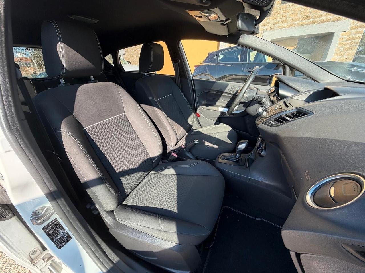 Ford Fiesta Cambio Automatico Black & White