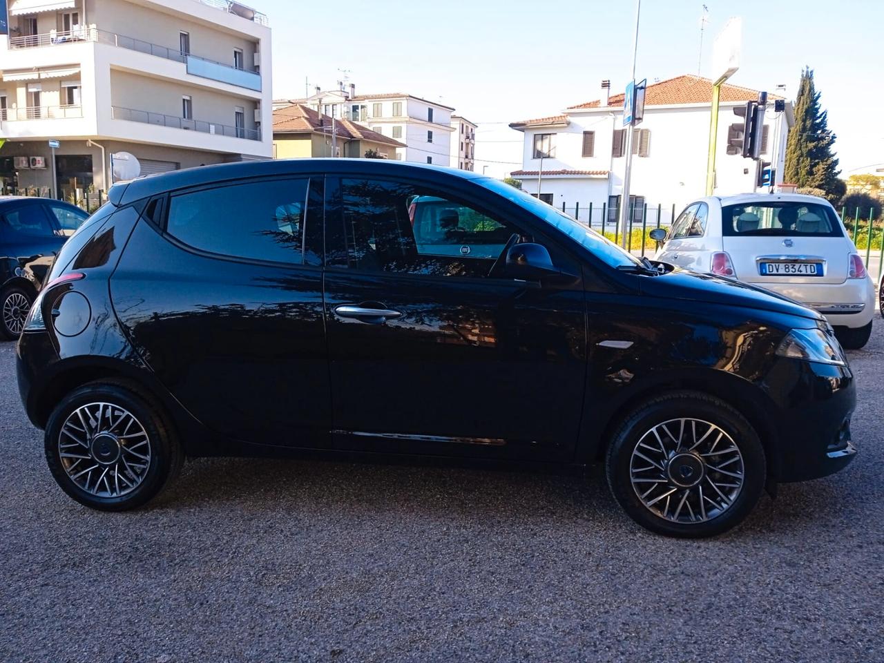 Lancia Ypsilon 1.0 FireFly 5 porte S&S Hybrid Ecoshic Gold