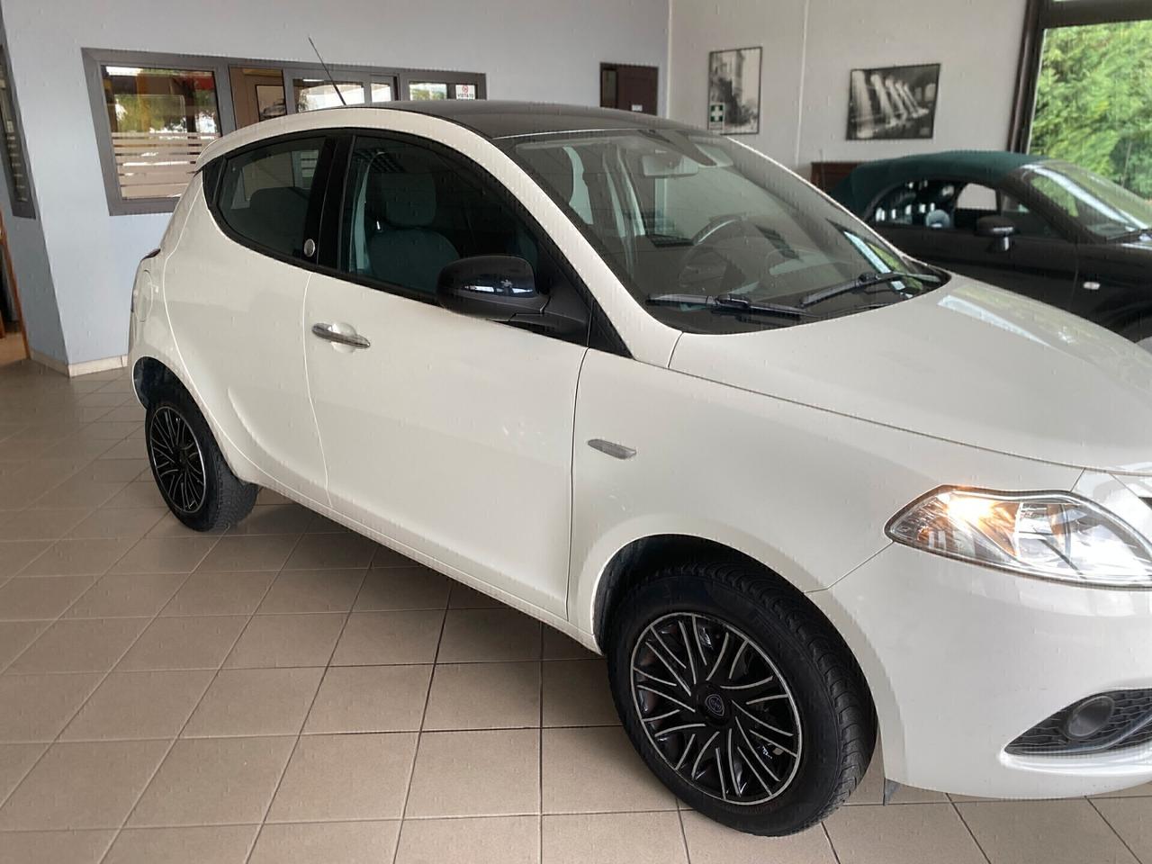 Lancia Ypsilon 0.9 TwinAir 5 porte Metano Ecochic Black and Noir