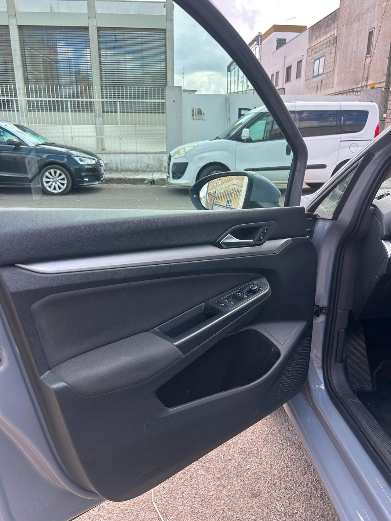 Volkswagen Golf VIII 2.0 TDI 150 CV DSG -2020 18"/LED