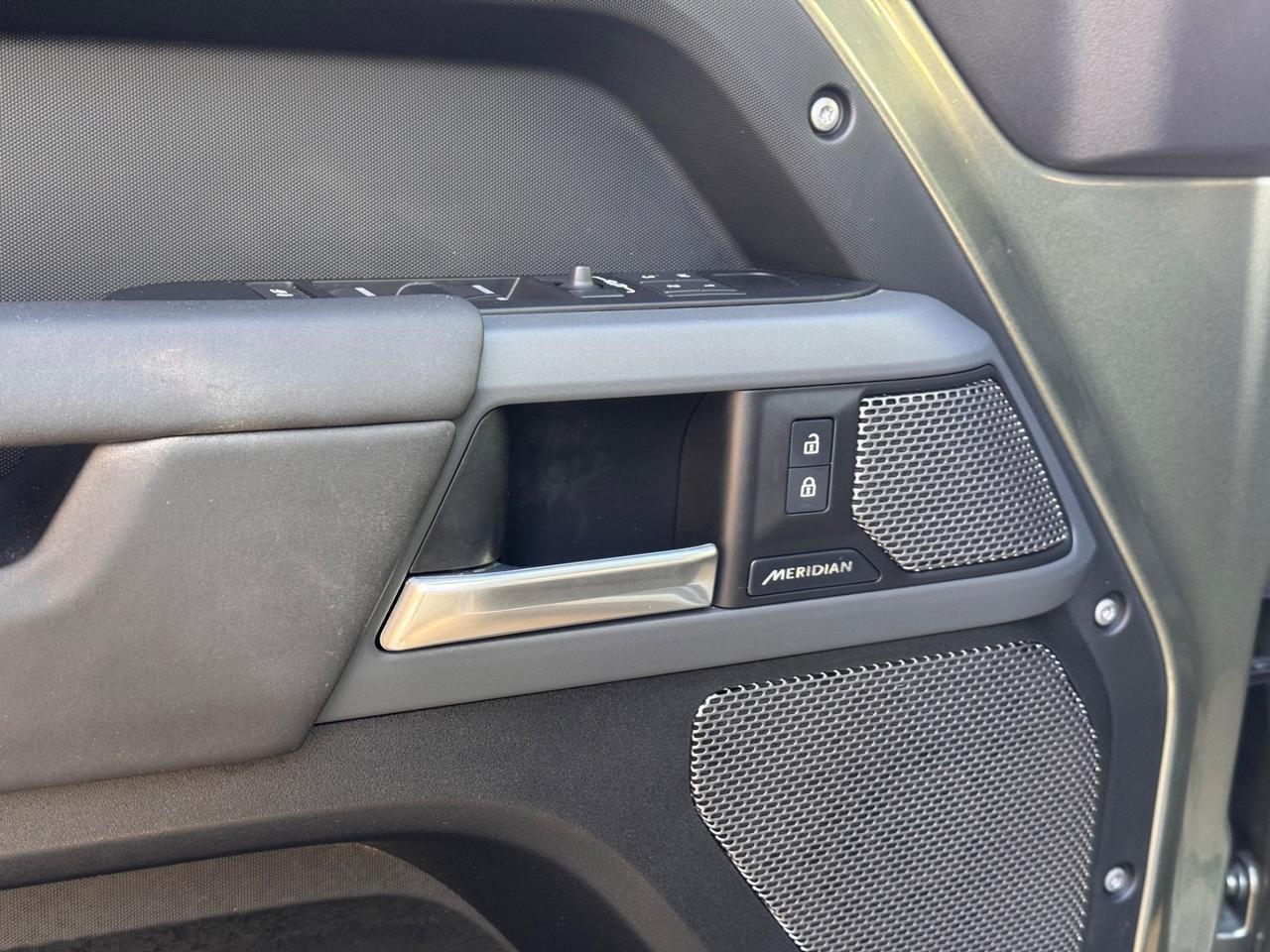 Land Rover Defender 110 3.0 I6 200 CV AWD Auto X-Dynamic HSE