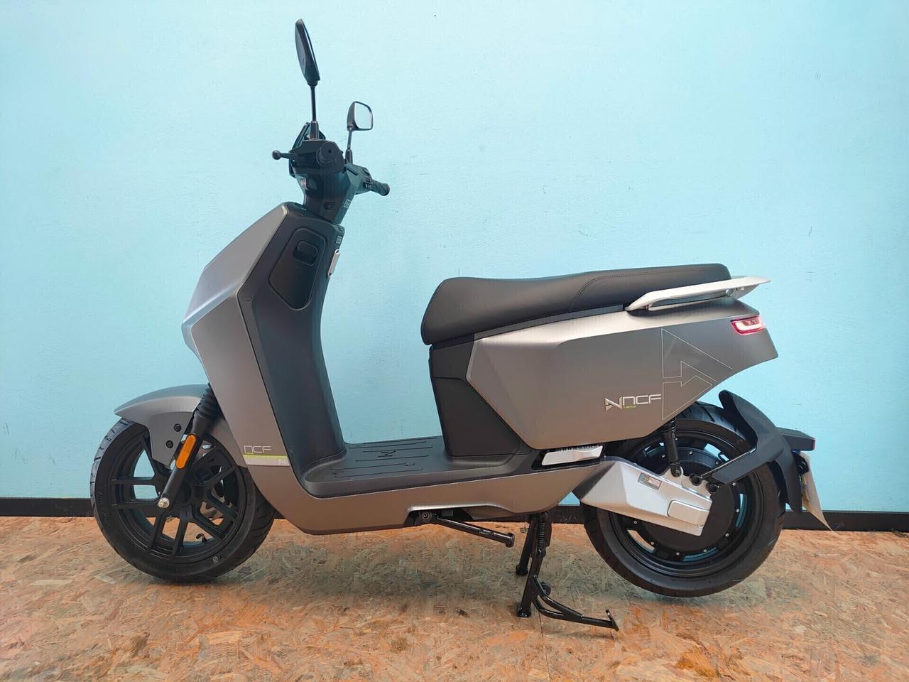 Nmoto NCF S : l'e-scooter che ti porta anche in autostrada