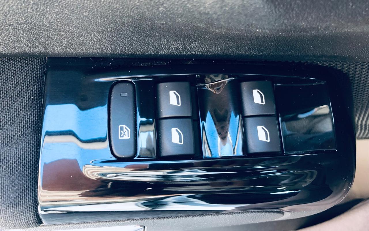 Citroen C3 PureTech 82 bianca tetto a contrasto