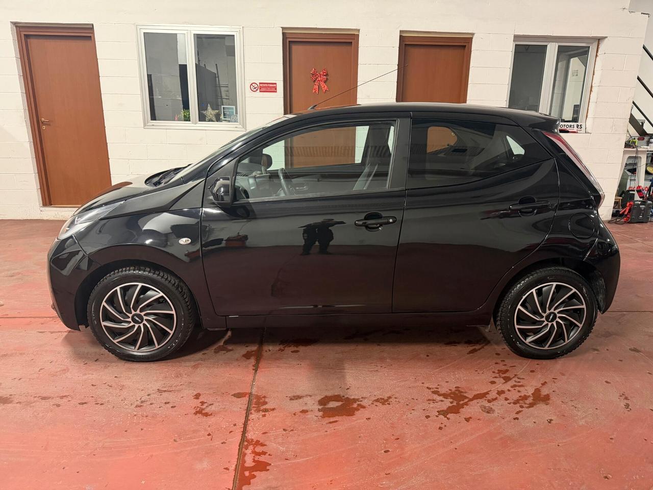 Toyota Aygo 1.0 VVT-i 69 CV 5P X-BLACK TSS NEOPAT