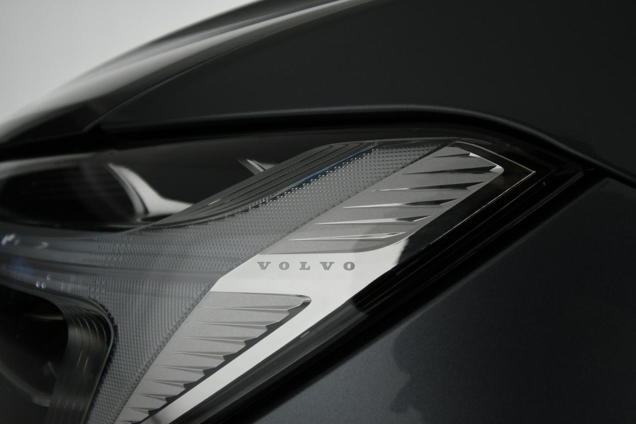 VOLVO XC60 2.0 b4 Momentum Pro awd auto CAMERA+APP CONNECT