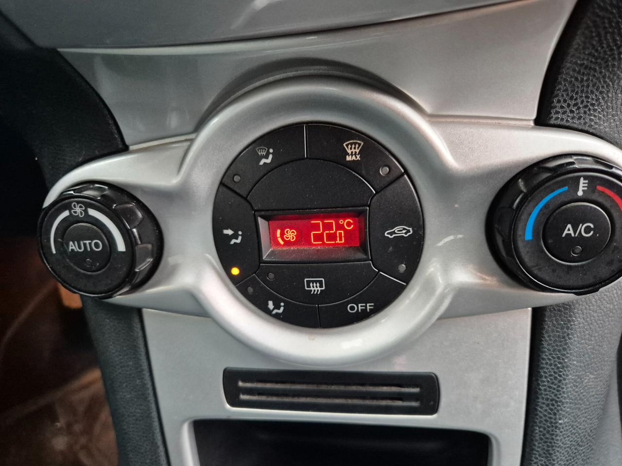 Ford Fiesta RESTAYLING 1.4 TDCi 5p. Titanium