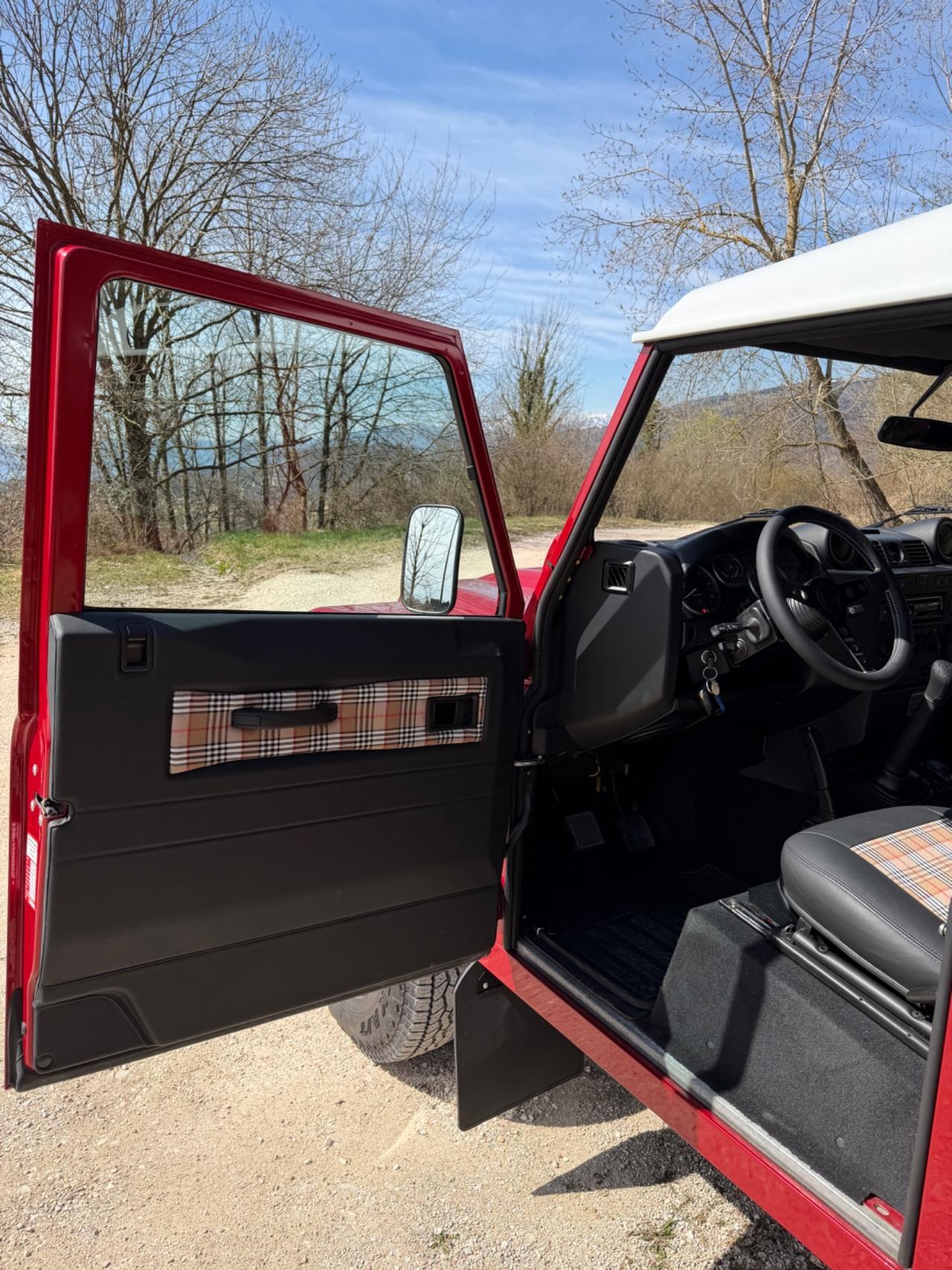 Land Rover Defender 90 2.2 TD4 IBRIDA