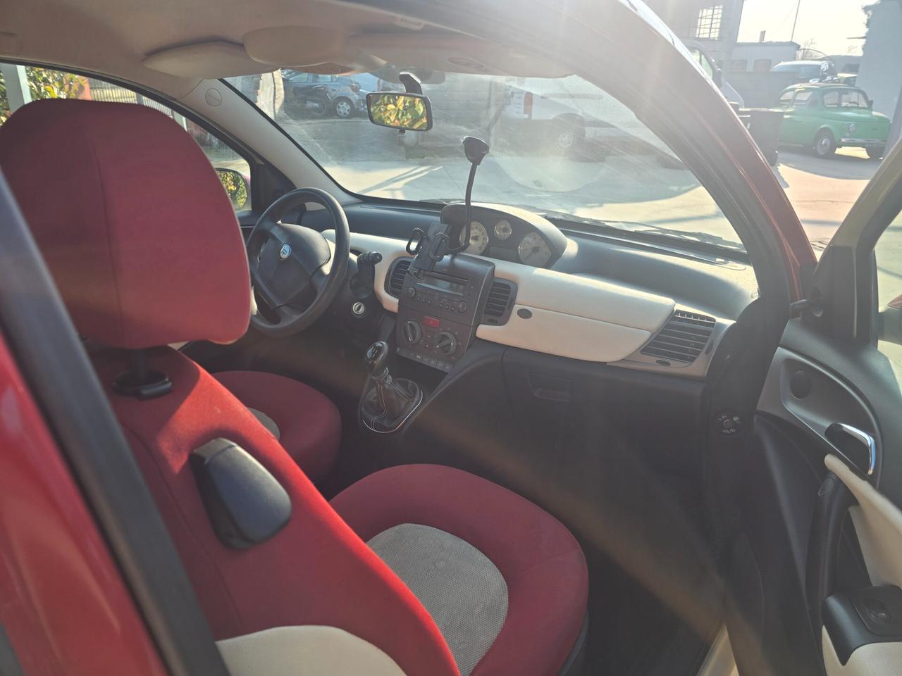 Lancia Ypsilon 1.2 16V Platino