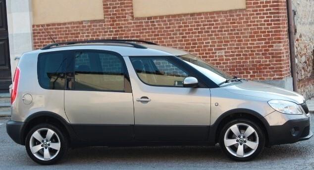 Skoda Roomster 1.2 TSI 86CV Scout CROSSOVER ASSETTO RIALZATO CLIMA AUTOMATICO SENSORI PARK