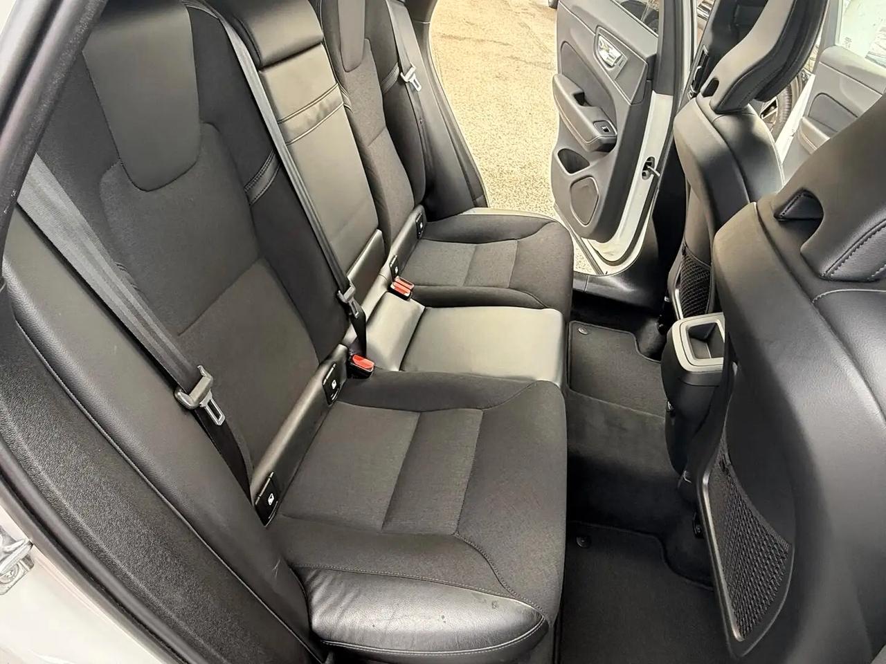 Volvo XC 60 XC60 B4 (d) R-design