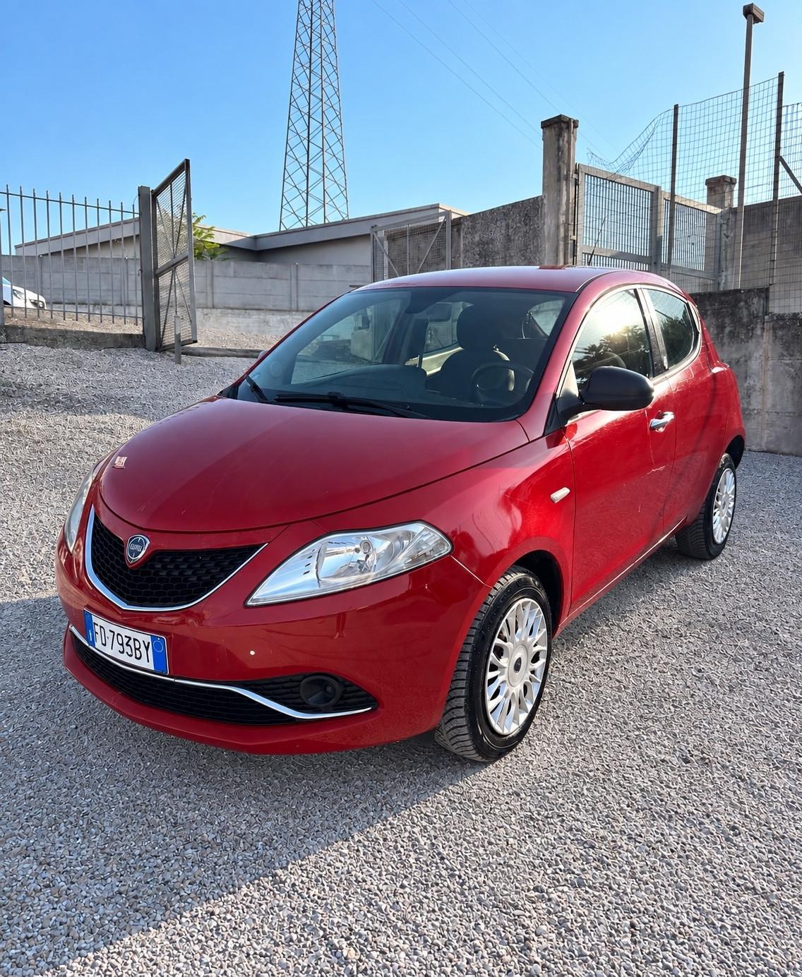 Lancia Ypsilon 0.9 TwinAir 85 CV 5 porte Metano Ecochic Silver