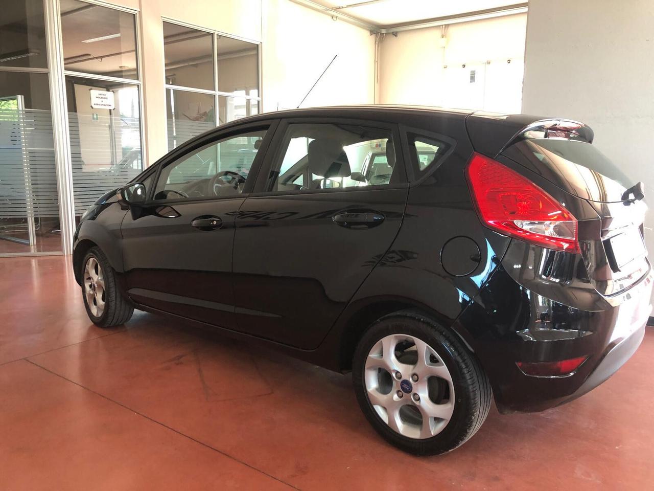 Ford Fiesta NEOPATENTATI E DISTRIBUZIONE FATTA 1.4 TDCi 70CV 5 porte Titanium