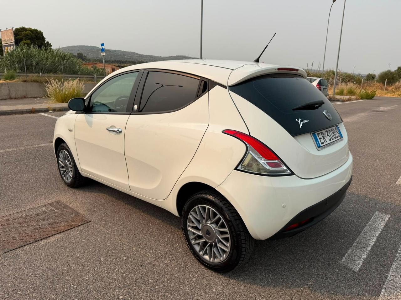 Lancia Ypsilon 0.9 TwinAir 85 CV 5 porte Metano Ecochic Silver