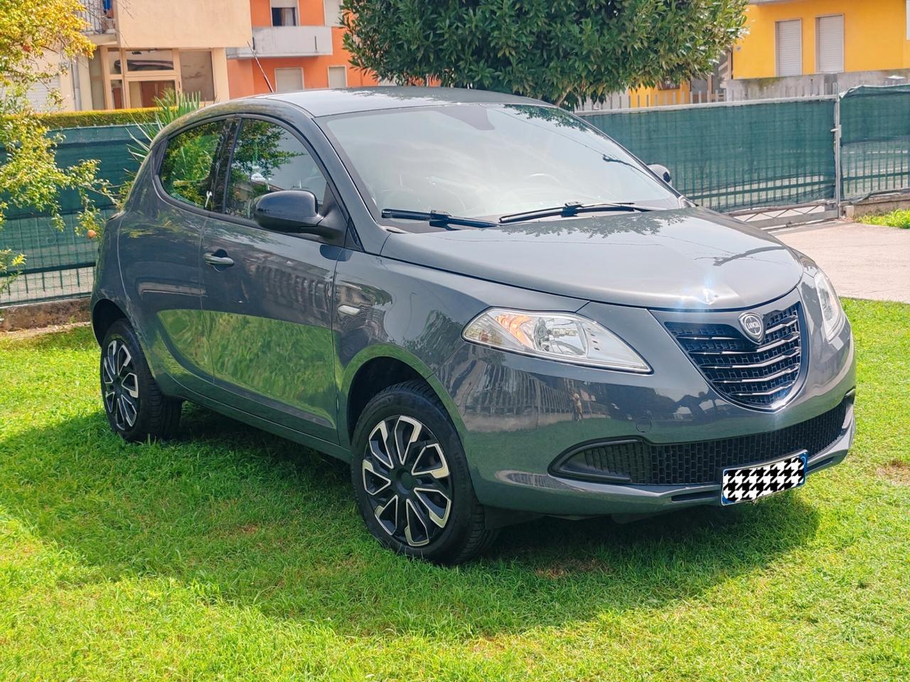 Lancia Ypsilon 0.9 TwinAir 85 CV 5 porte Metano