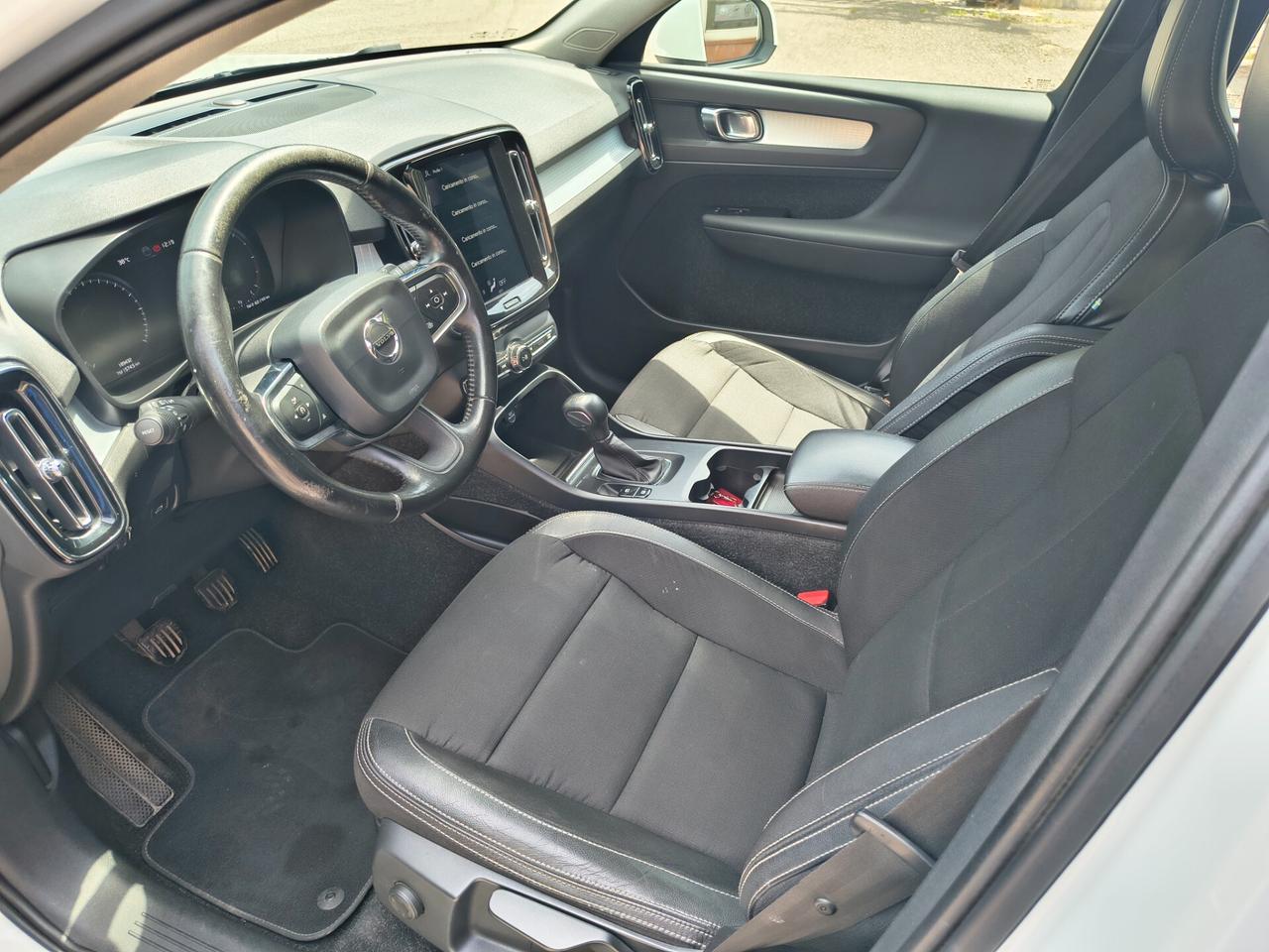 VOLVO XC40 D3 MOMENTUM "MAI VISTA UNA SIMILE"