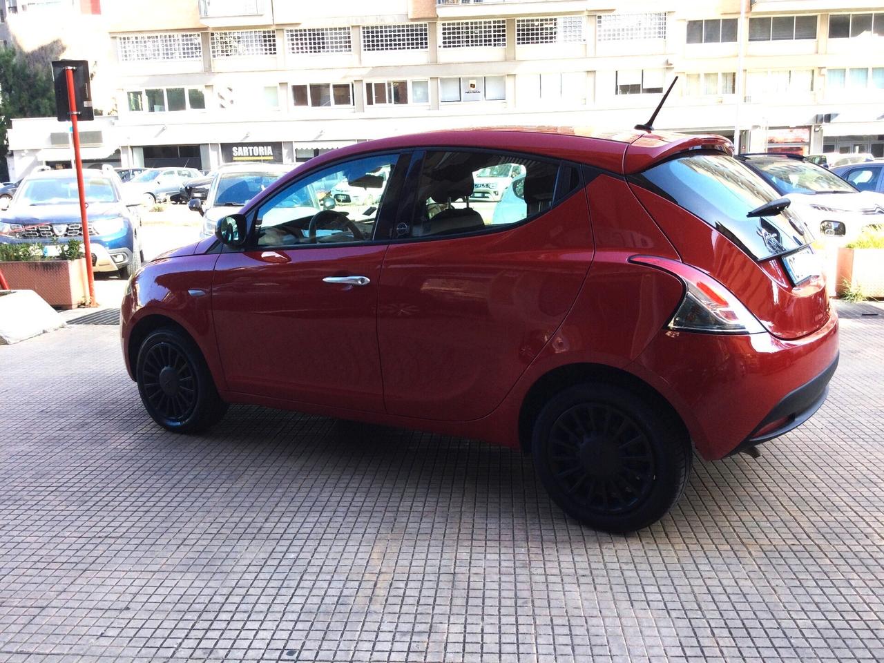 Lancia Ypsilon 1.0 FireFly 5 porte S&S Hybrid Ecochic Silver