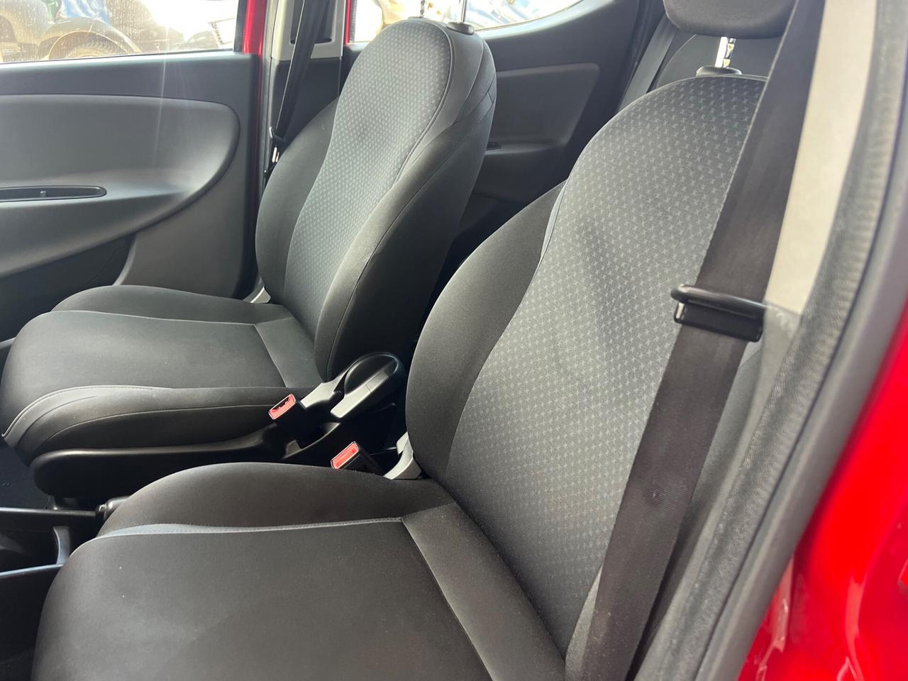 Lancia Ypsilon 0.9 TwinAir 85 CV 5 porte Metano Ecochic Silver