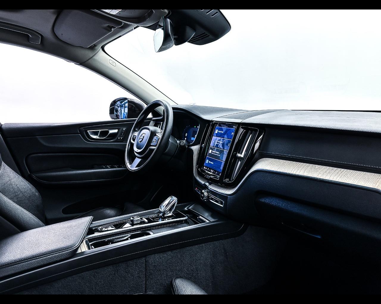 VOLVO XC60 (2017-->) - XC60 T6 Recharge Plug-in Hybrid AWD Inscription